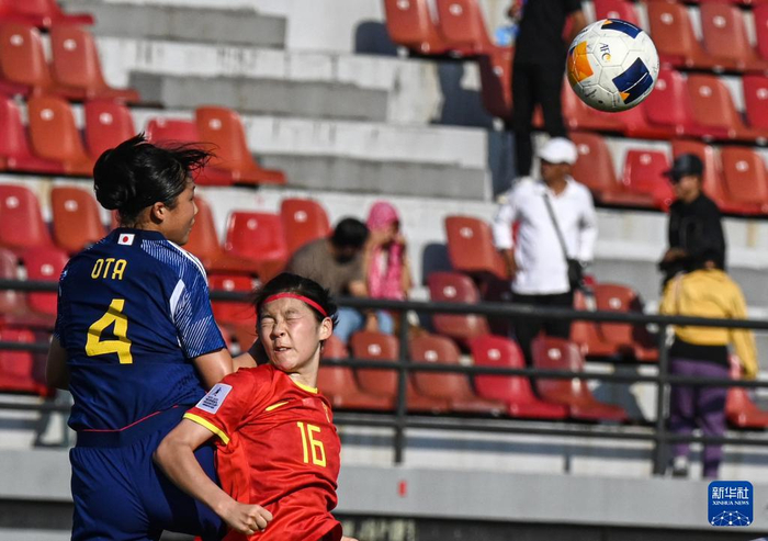 新华社发(阿贡摄)5月13日,中国队球员张洁(左)在比赛中拼抢.