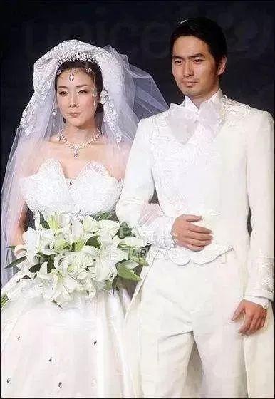 日本媒体曾披露一则令人惊讶的消息,崔智友的丈夫比她年轻九岁,且有着