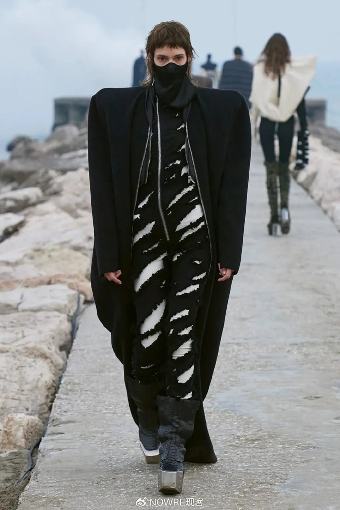 rick owens 2021 秋冬女装 | via voguerick owens 2021 秋冬女装