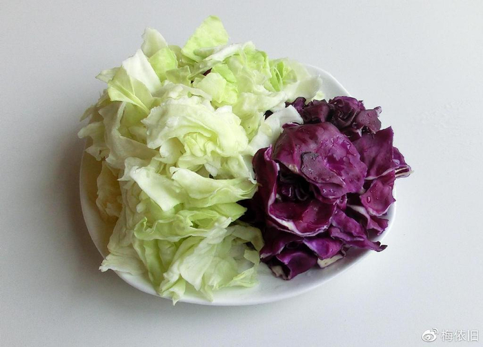 两种甘蓝菜洗净,用手撕成小片,要尽量控干水分,包菜炒出才更入味.