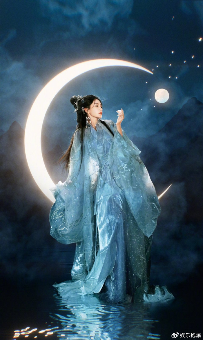 不同,此次工作室则分享了一组 angelababy身蓝色古装坐在月亮上的照片