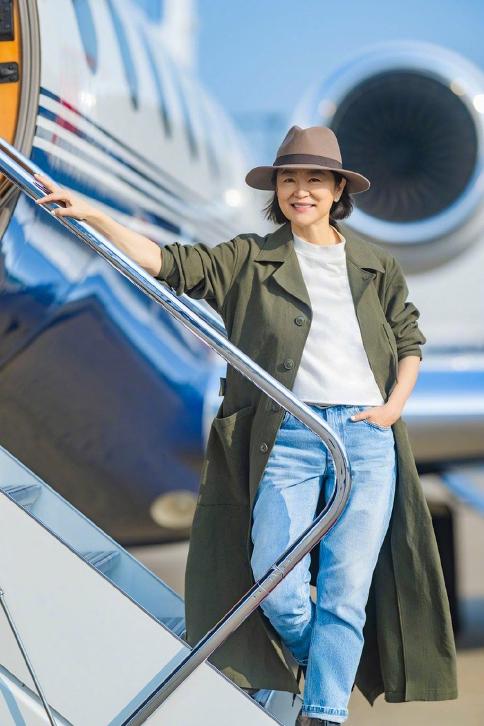 林青霞戴绅士帽,穿墨绿色风衣和牛仔裤,乘私人飞机气场全开|林青霞