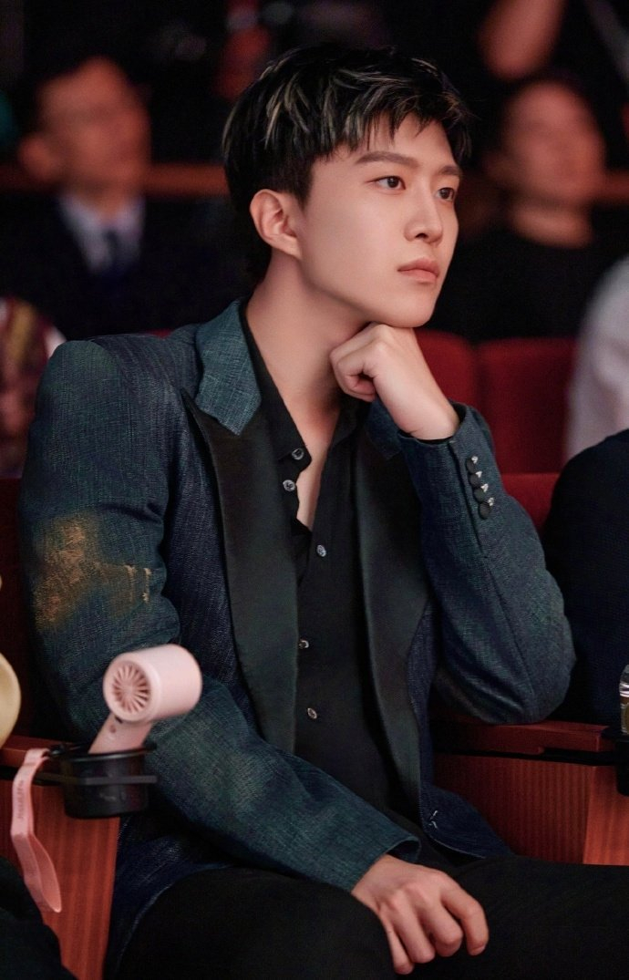 范丞丞身穿高定牛仔西装帅气拉满