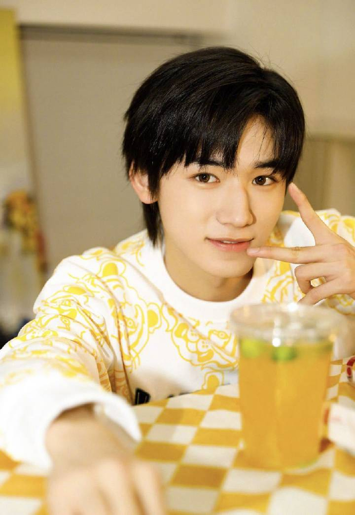 宋亚轩成为了一名中戏的大学生,当年为了高考,他回到了自己的家乡滨州