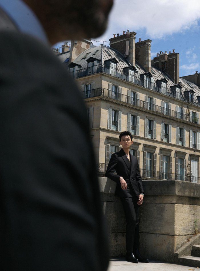 吴磊身穿真空深v西装……|吴磊_新浪新闻