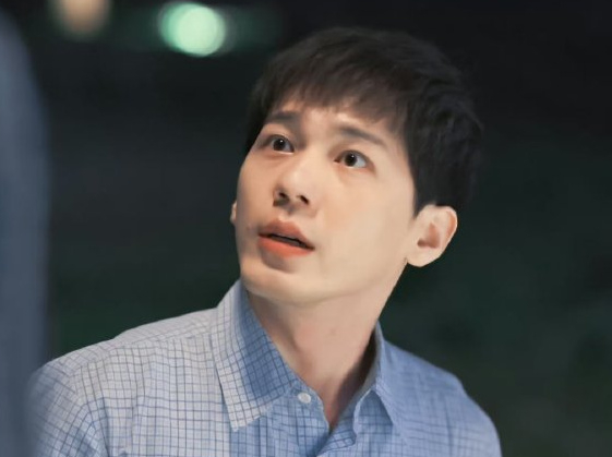 母亲是著名演员,父亲坐拥上亿家产,可他却坚持拍龙套14年