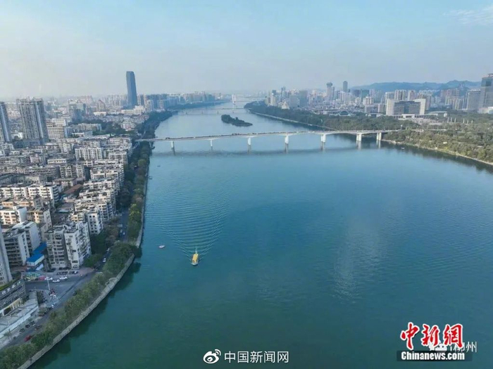 图为航拍柳州市柳江河.
