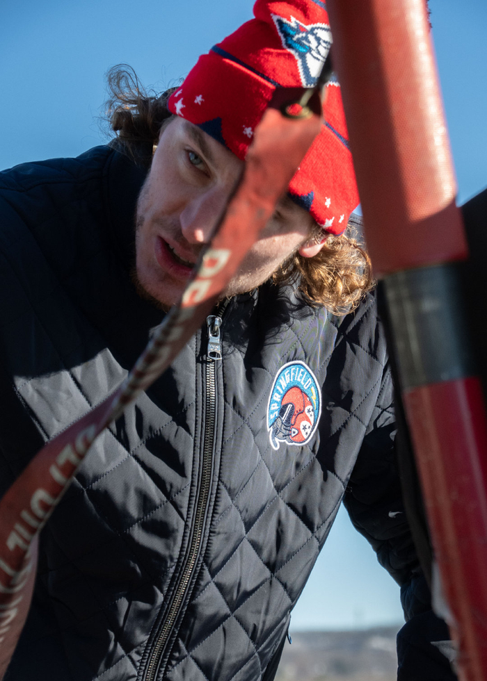 雷鸟曲棍球队的球员参观了第104战斗机联队|战斗机|国民警卫队|巴恩斯