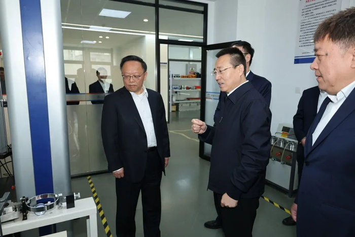 揭牌仪式后,闫广天,颜廷祥等领导还参观了检测公司工程