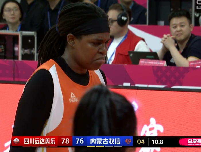 内蒙古外援肘击李梦坎贝奇被禁赛她也该被处罚裁判却不吹违体