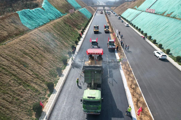 中铁十局安罗高速全线首个沥青路面试验段顺利铺筑|沥青|摊铺|沥青