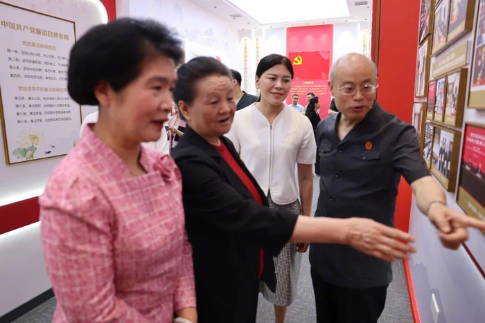 大字的宽敞大厅,最高人民法院第四巡回法庭分党组副书记,副庭长杨永清