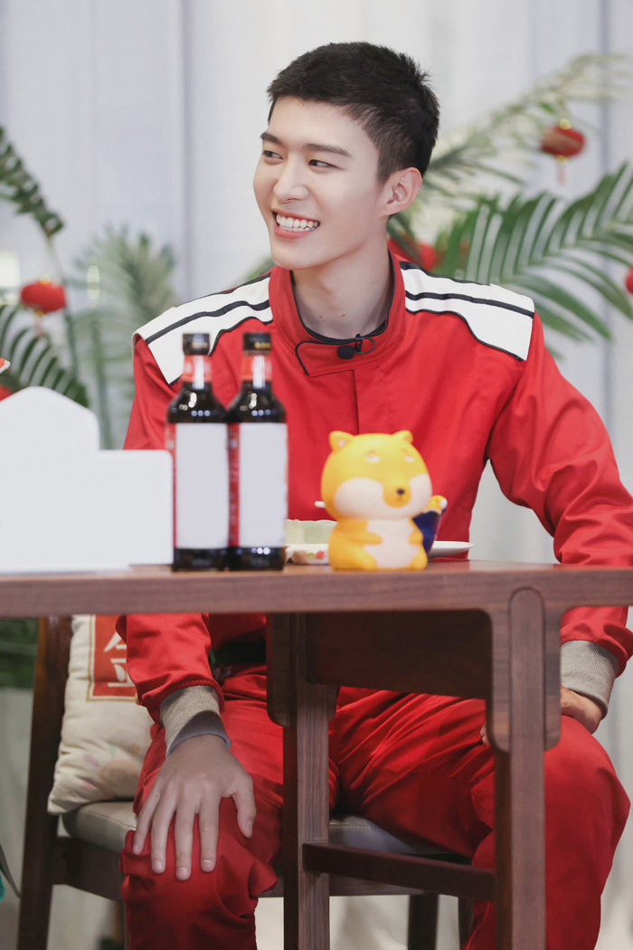 范丞丞青春环游记剧照笑得好开心的丞丞带小熊帽子的可爱丞