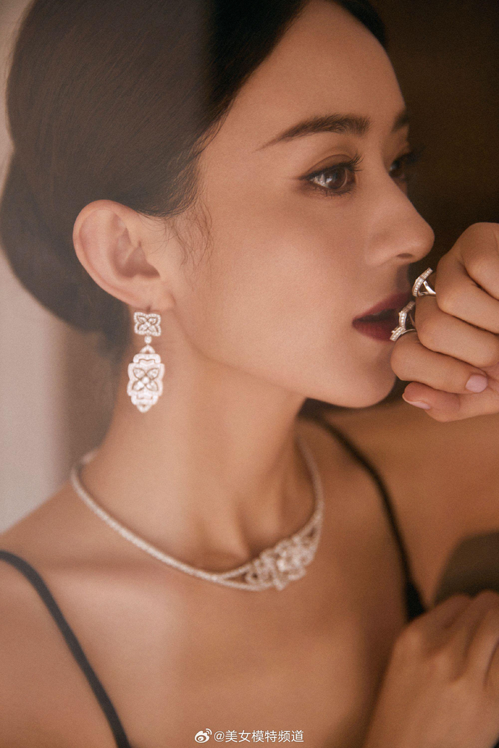 赵丽颖黑色吊带礼服裙明艳迷人