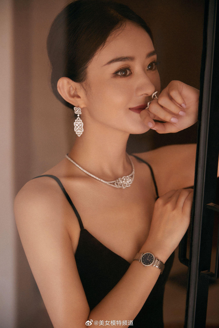 赵丽颖黑色吊带礼服裙明艳迷人