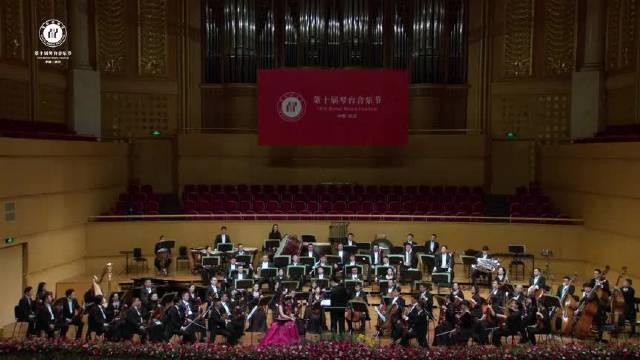 李心草指挥琵琶演奏家赵聪携手中国交响乐团演奏绽放