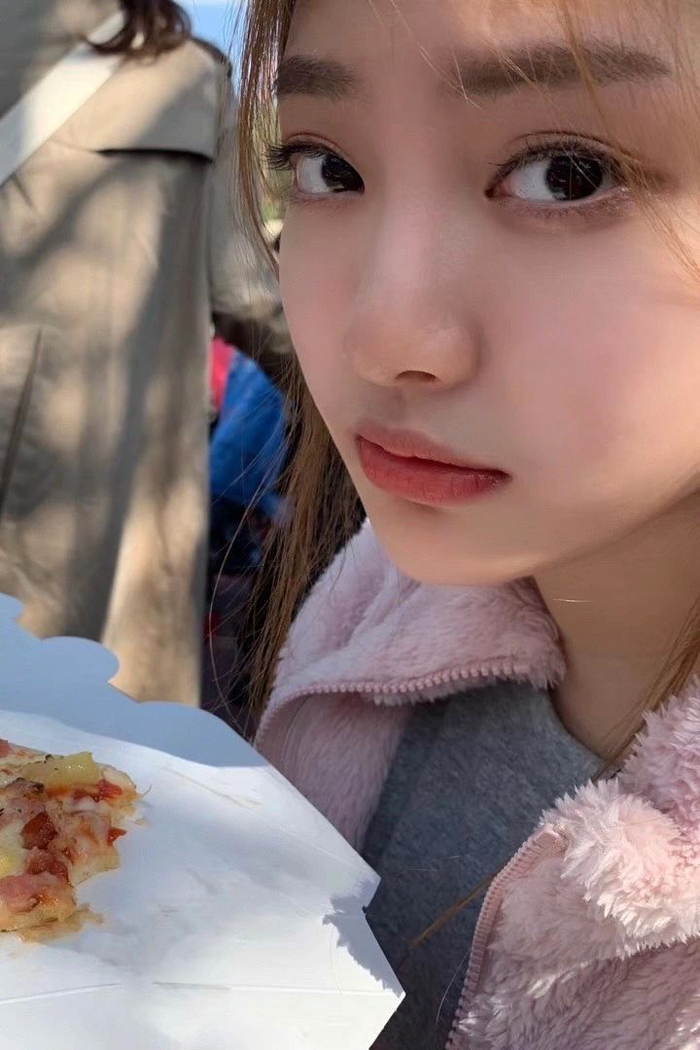 宁宁自己发的出道前旧照继续考古练习生时期的宁宁你小汁好像没有尴尬