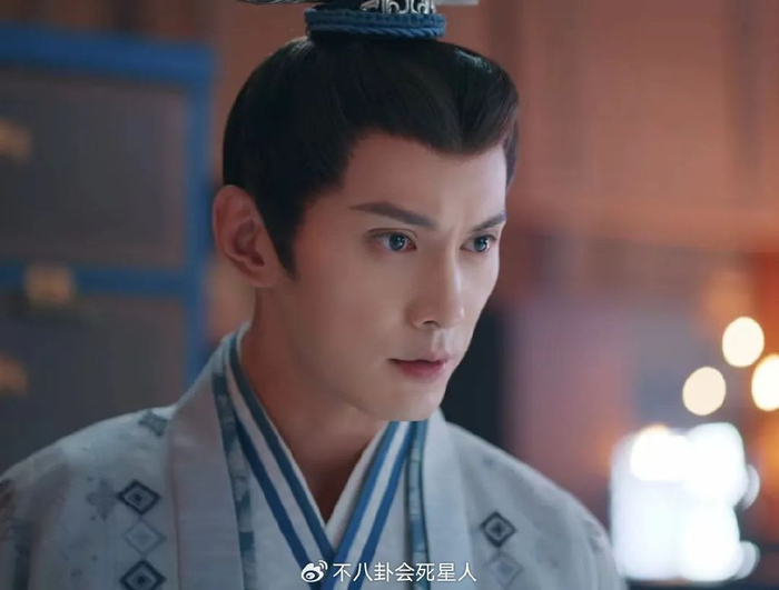 孙坚饰演男二周述安,他的演技没有问题,但是鼻子下巴显得怪异,看起来