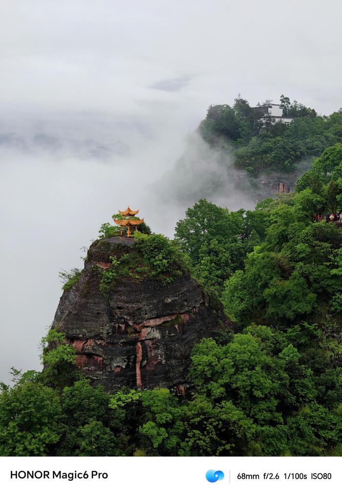 雨中游齐云山,云雾飘渺仙风道骨,亭台楼榭满山矗立,作为四大道教名山