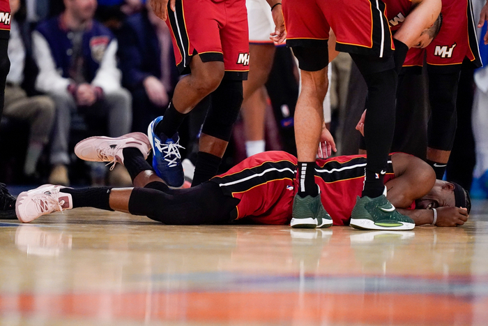 无库也 carry！勇士 20 + 三分碾热火，巴特勒伤退打乱冲冠节奏