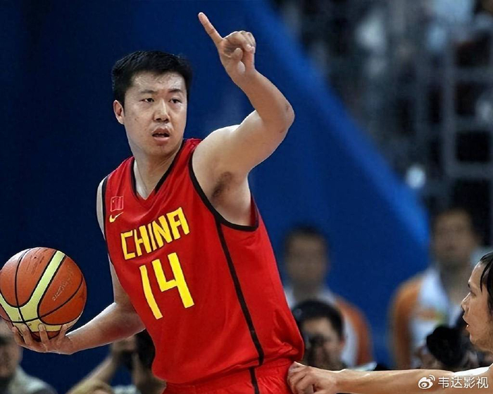 王治郅可是八一五虎中最年轻的那一个,并且他还是中国男篮第一个打进