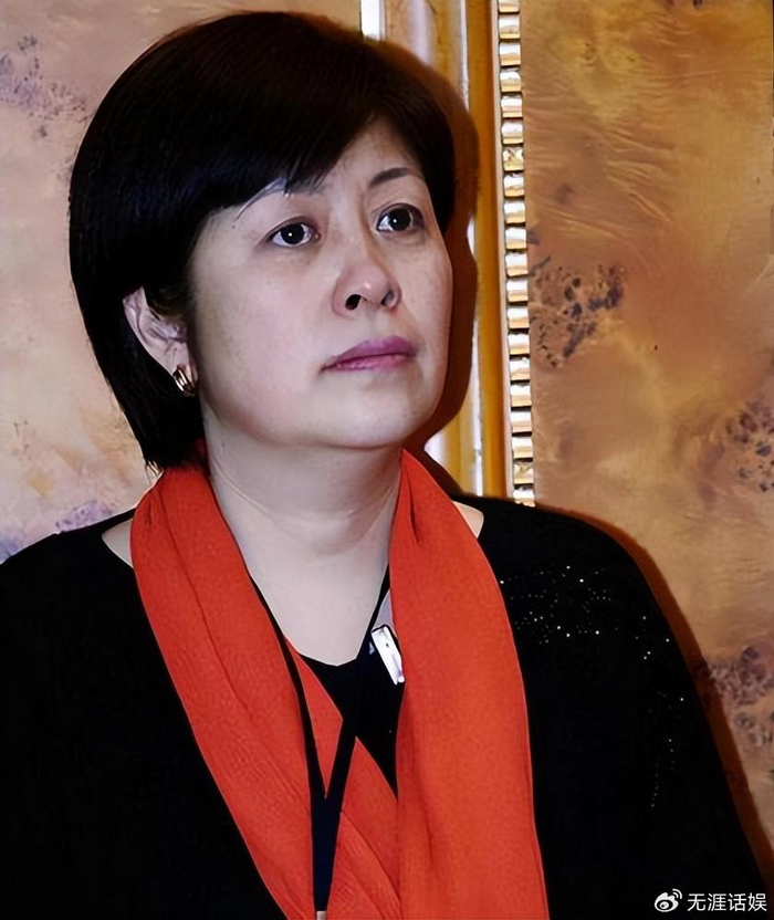 宋佳参加活动生图曝光,肩膀种花花痕迹明显,身材丰腴人高马大