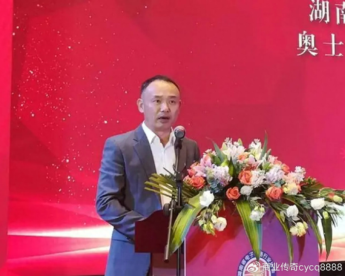 两人都是沅江人,还毕业于同一所中学.