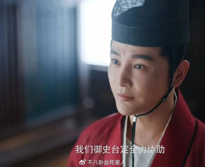 虽然孙坚之前否认动过下巴,可他的下巴很有硅胶感,尤其是和徐正溪同框