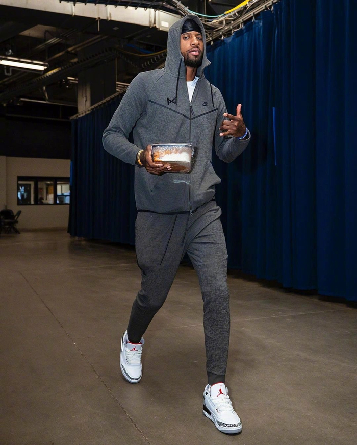 保罗乔治赛前球员通道入场服非常穿喜欢有自己logo的nike