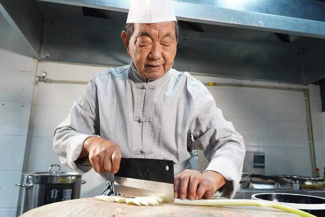 会长,川菜泰斗王志忠大师,张正雄大师依次上台参与剪彩仪式并先后发言