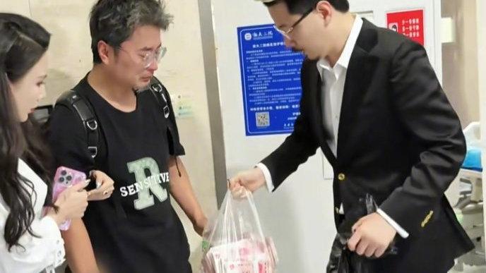 千万网红援助烧伤宝妈，携30万现金亲自送到医院，丈夫泣不成声