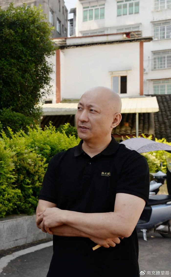这是为啥?这位国家书画院的书法家非要到南充嘉陵这个镇去看看