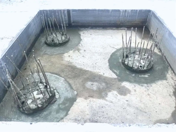 在地下室底板施工阶段使用水泥基渗透结晶对桩头进行处理承台及底板