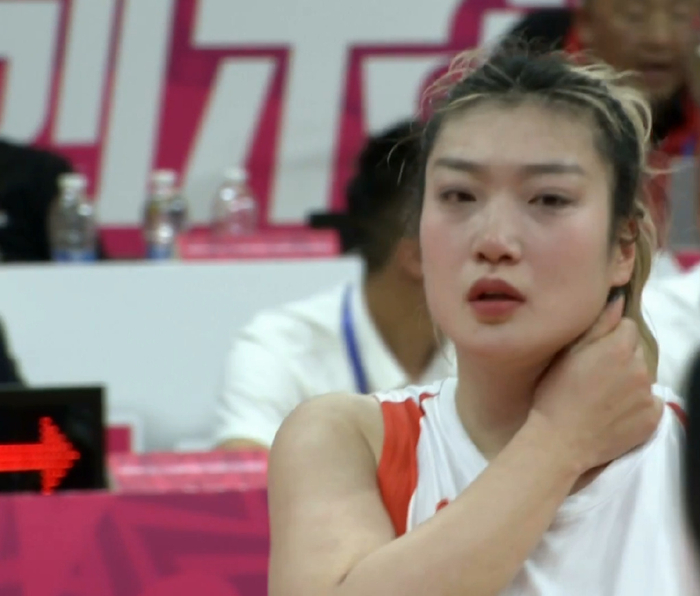 内蒙古外援肘击李梦,坎贝奇被禁赛她也该被处罚,裁判