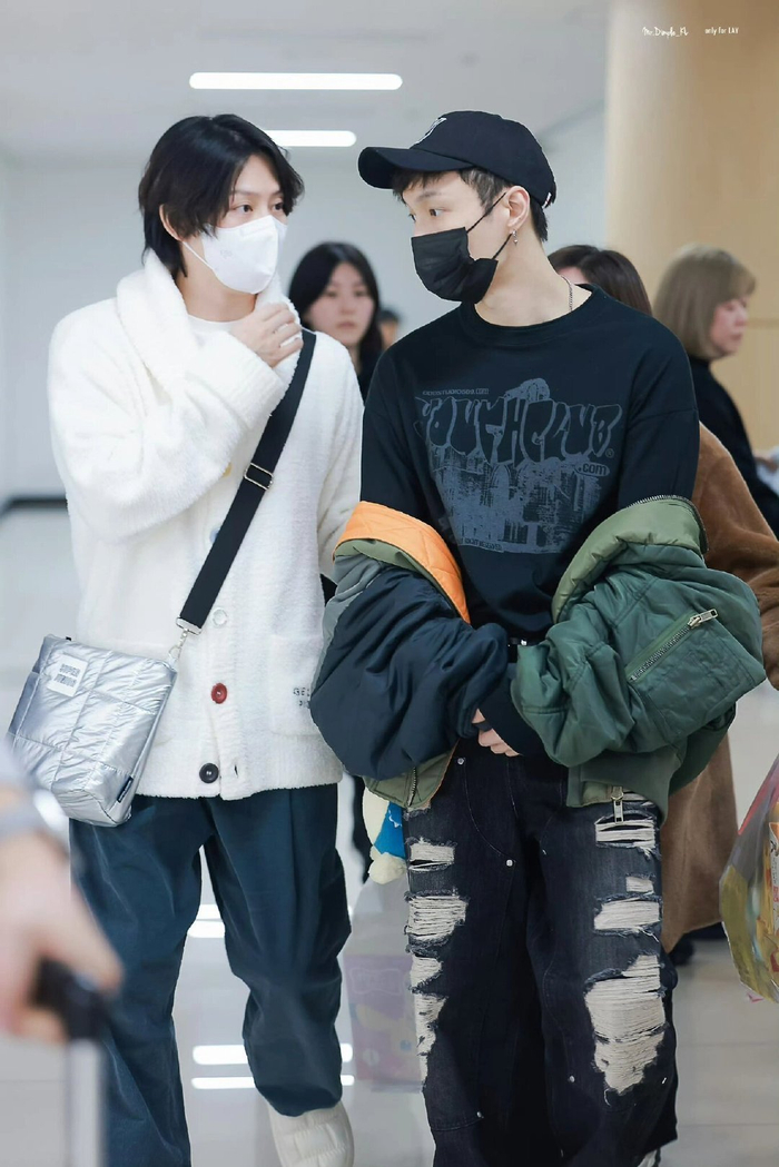 张艺兴金希澈一起走机场了! 果然是哥哥爱的艺兴弟弟呀