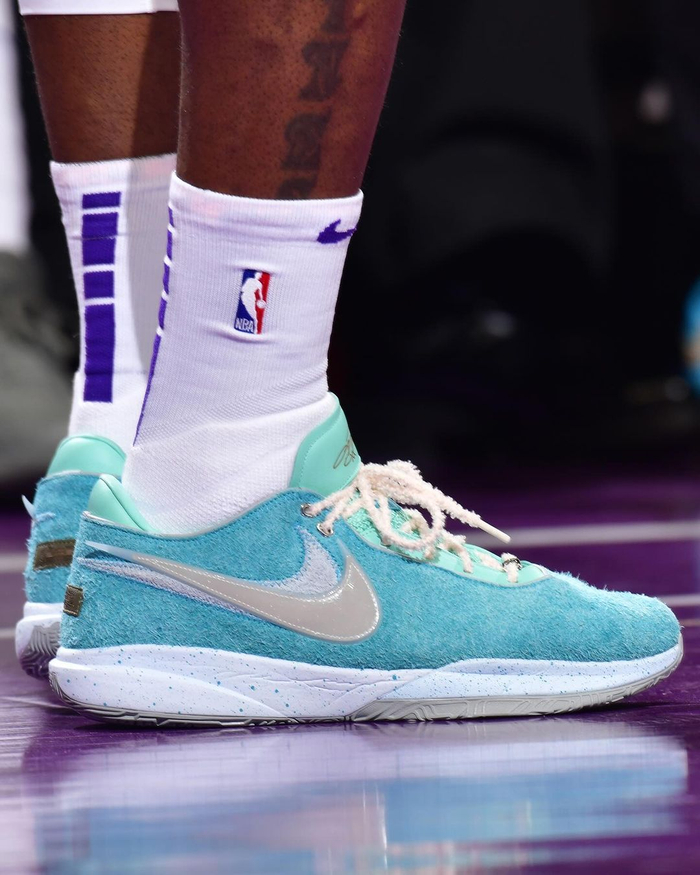 今天老詹穿了一双新配色的lebron20这面料一看就很暖和