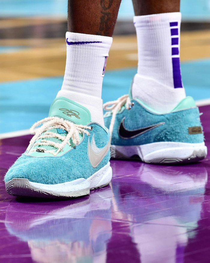今天老詹穿了一双新配色的lebron20这面料一看就很暖和
