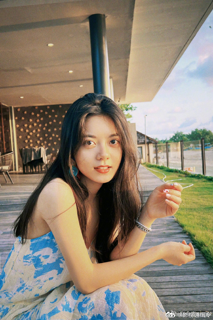 没点进来就猜到肯定又有人说普 感觉赵今麦是越淡妆越凸显美貌!