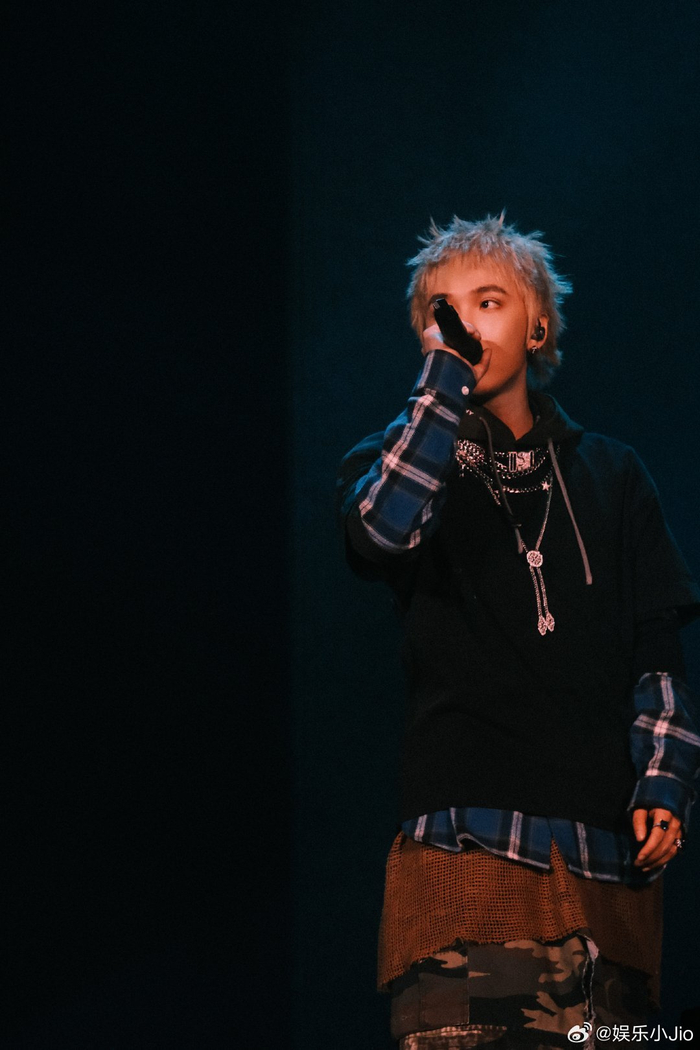 tizzyt在南京演唱会的造型好亮眼啊!