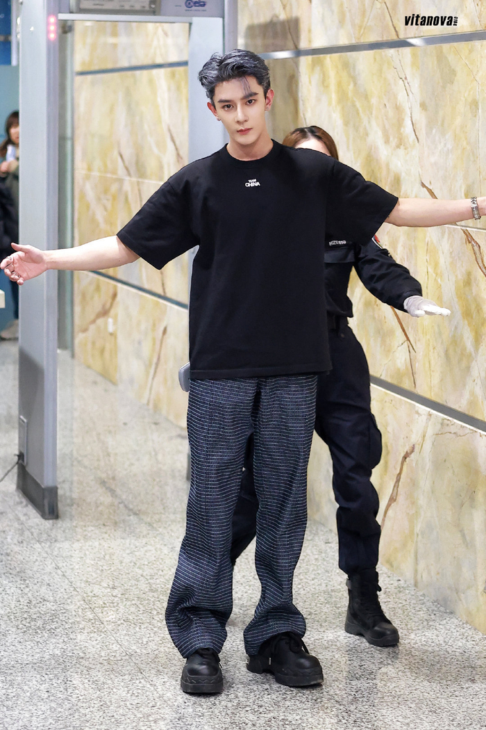 夏之光机场饭拍真的很白色挑染造型深得我意