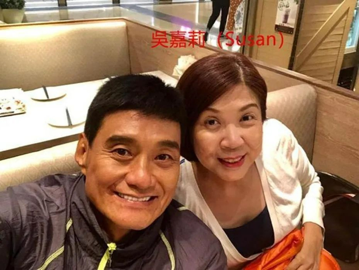 2007年前妻病逝,王俊棠名正言顺娶了吴嘉莉,家庭生活才正常起来.