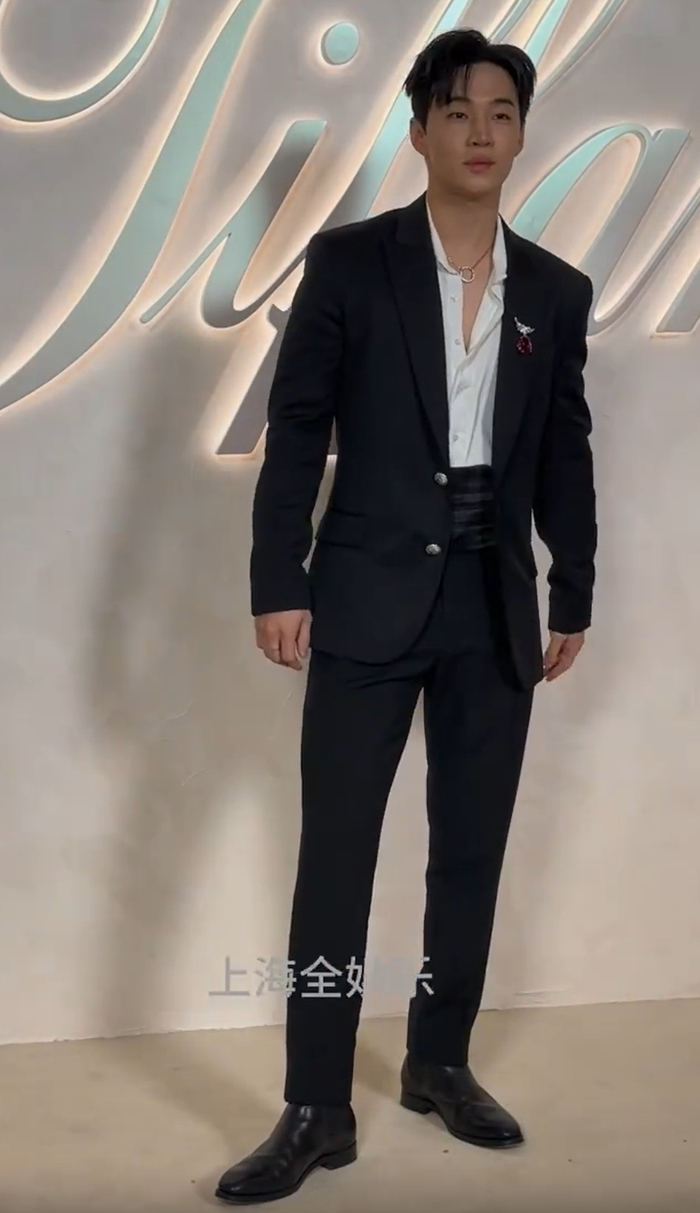 上海这一夜,刘嘉玲裙子土气,唐嫣露背秀身材,47岁言承旭显年轻|刘嘉玲