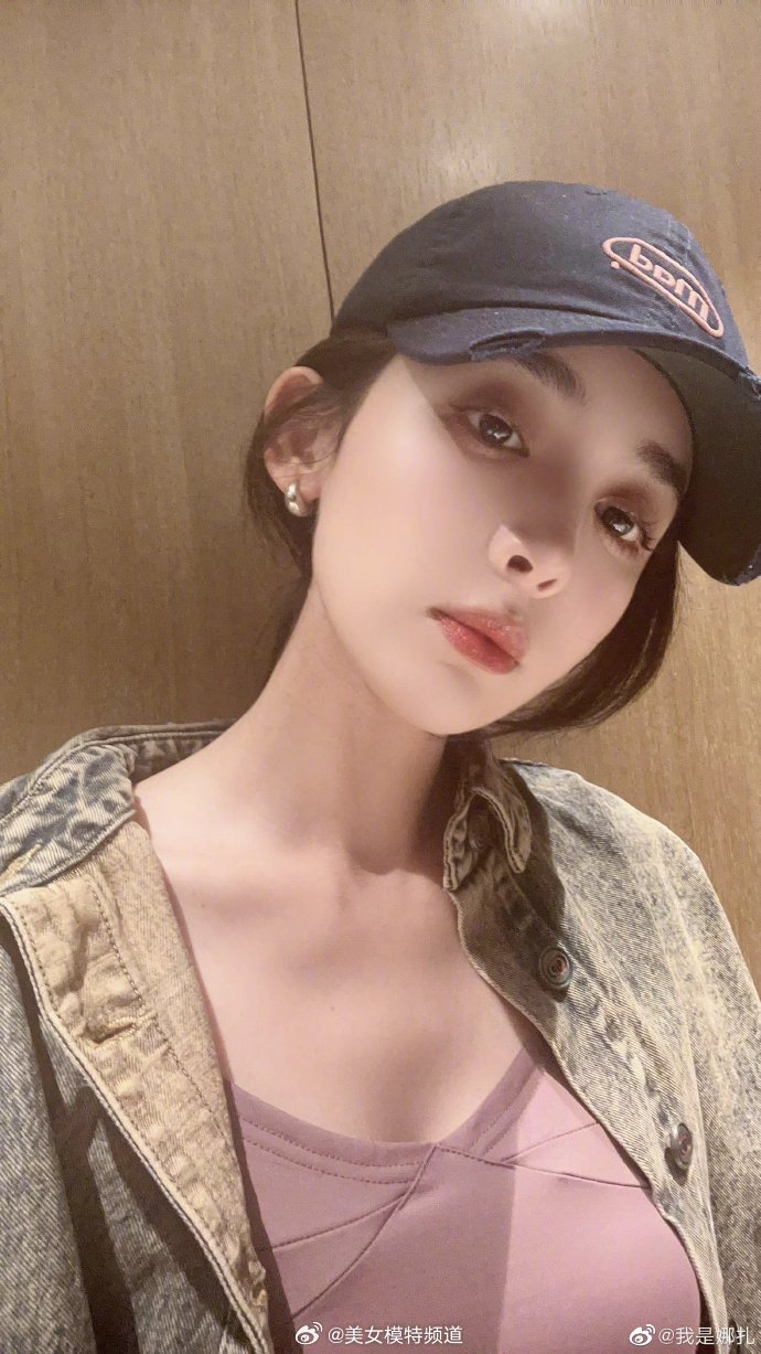 古力娜扎晒十二宫格库存自拍皮肤水嫩状态好无惧怼脸