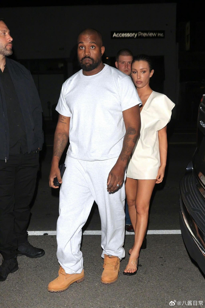 侃爷kanyewest和妻子bianca今日出门任务达成