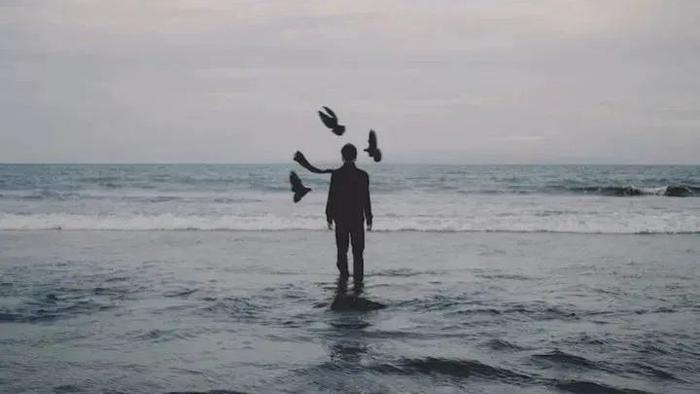 原创|一个人最大的绝情，并非断联，也非拉黑，而是这2个字！