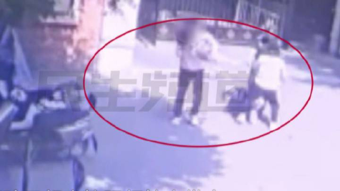 女子称闪婚怀孕后，丈夫要求AA制生活，离婚开庭前，还将孩子当众抢走