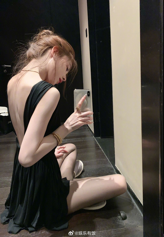 孙一宁美照袭来,满屏的纤细长腿