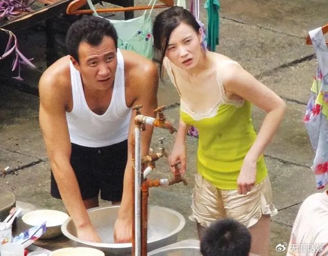 宋佳参加活动生图曝光,肩膀种花花痕迹明显,身材丰腴人高马大