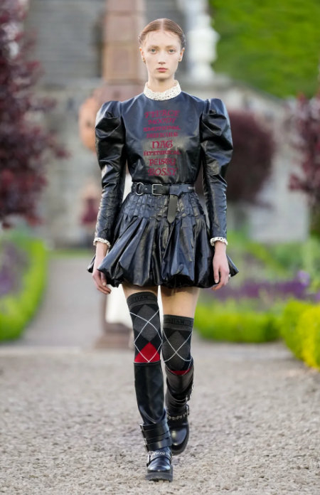 与迪奥在古堡邂逅,讲述全新故事