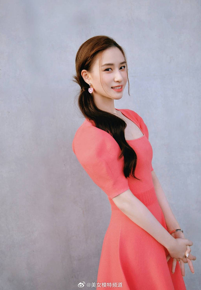 何超莲穿低领裙展露好身材 粉色爱心耳环甜度爆表__